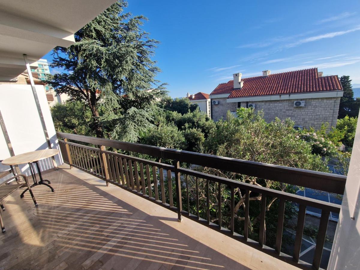 Victoria Apartma *